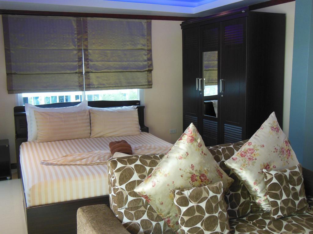Boomerang Guesthouse And Bar Pattaya Exterior photo