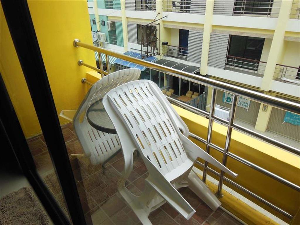 Boomerang Guesthouse And Bar Pattaya Exterior photo