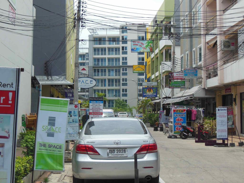 Boomerang Guesthouse And Bar Pattaya Exterior photo